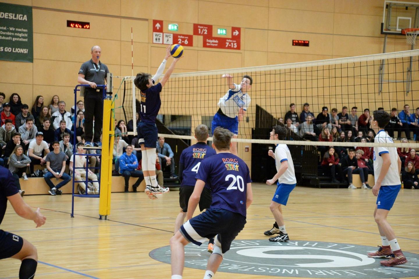 Volleyball Oberstufe mixed: Schüler:innen beim Bewerb