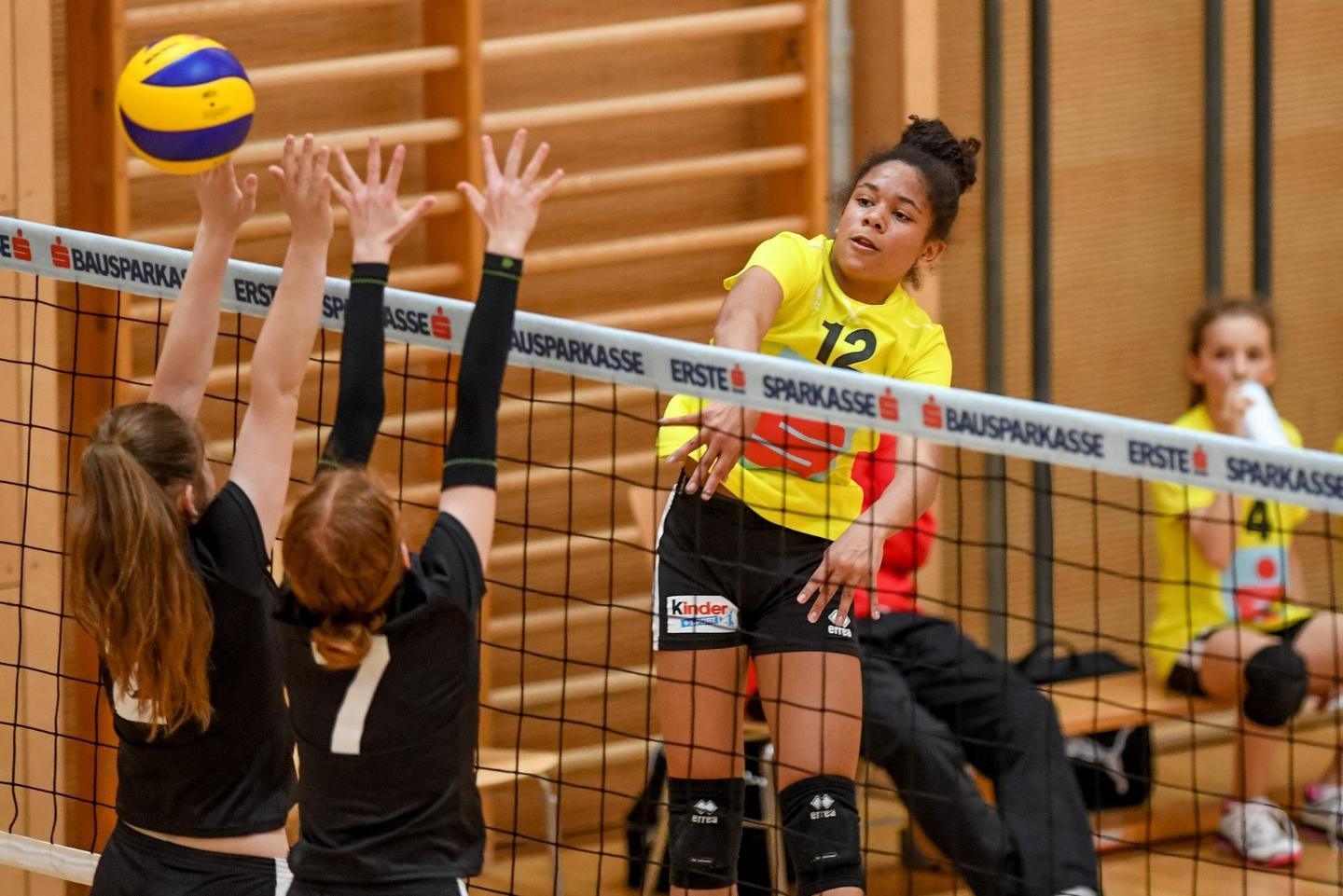 Schülerliga Volleyball B- und C-Bewerb: Schüler:innen beim Bewerb